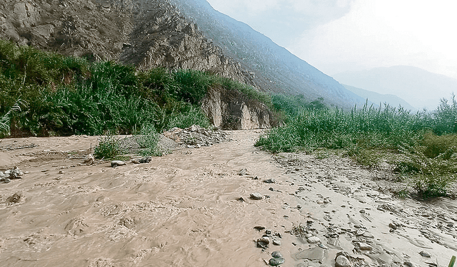  Urgen trabajos. La crecida del río Chillón amenaza Yangas. Foto: difusión   