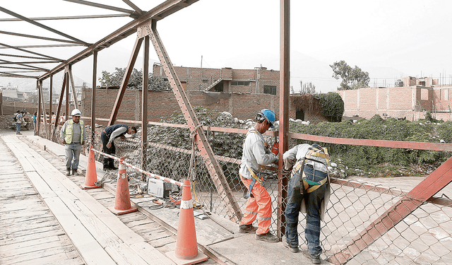  Muy tarde. Autoridades acudieron a Chaclacayo para ver la ejecución de obras ante El Niño. Foto: difusión   