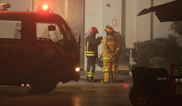 Aparente corto circuito fue causante del incendio en la cochera de la clínica San Pablo en el distrito de Surco/ Fotos: John Reyes   