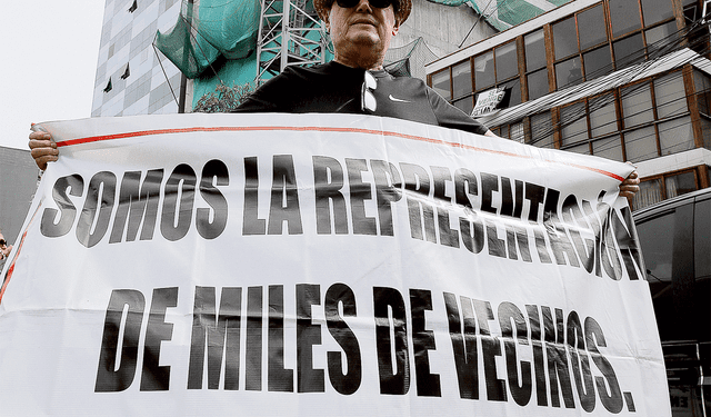  Lucha. José de Armeros, vecino de gigantesco edificio, con cartel que expresa su sentir. Foto: John Reyes/La República<br><br>    