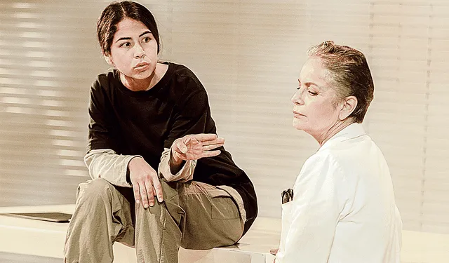  Ensayo. Diana Quijano como la doctora Wolff junto a Yamile Caparó como Sami. Foto: difusión   