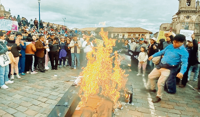  Protesta. Manifestantes quemaron ataúdes con las fotos de Boluarte y la ministra Urteaga. Foto: difusión   