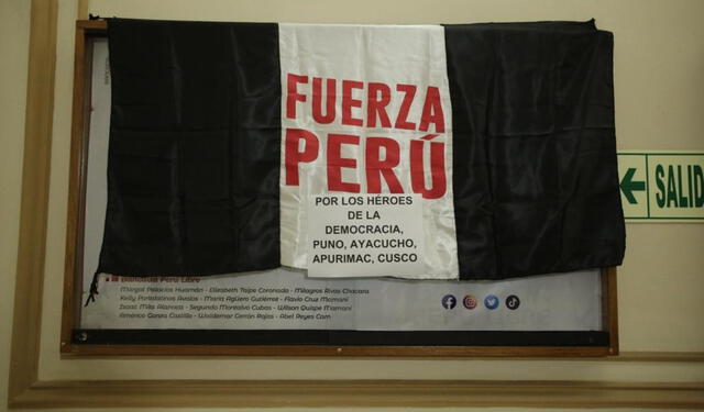 Banderolas fueron expuestas durante la ceremonia por la conmemoración de la Constitución de 1993. Foto: John Reyes/ La República   