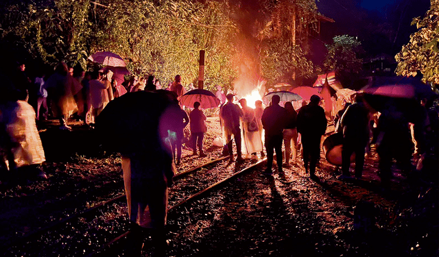  Acción. En la noche quemaron llantas cerca de la estación. Foto: difusión   