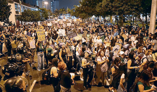  Multitud. Marchas siguieron hasta la noche. Miles llegaron al parque Kennedy de Miraflores. Foto: John Reyes/La República   