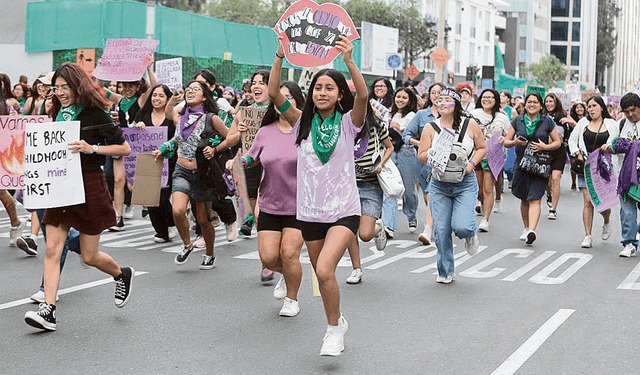  Unidas. Mujeres de toda edad marcharon juntas en Lima. Foto: difusión   
