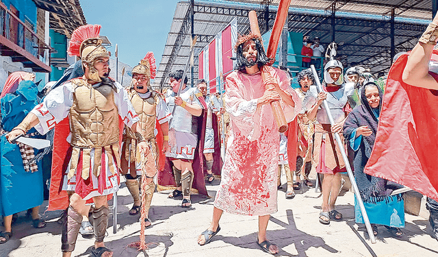  En Reque. Más de 150 actores escenificaron la pasión y muerte de Jesús tras cuatro años de ausencia en Lambayeque. Foto: Sergio Verde/La República   