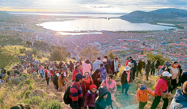  Peregrinación. Miles participaron de la salida y recorrido del Señor de la Caída, en Puno. Foto: difusión 