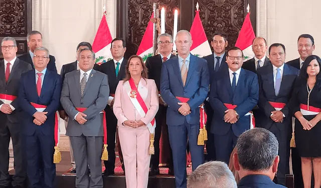 Dina Boluarte tomó juramento a seis nuevos ministros. Foto: Mirian Torres/La República    