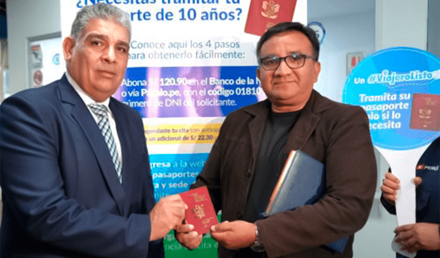 El superintendente de Migraciones entregando el primer pasaporte con vigencia de 10 años. Foto: Andina El superintendente de Migraciones entregando el primer pasaporte con vigencia de 10 años. Foto: Andina