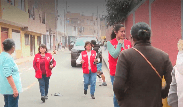 Personal del programa Aurora del MIMP fueron al colegio donde las menores fueron acosadas. Foto: captura América TV   