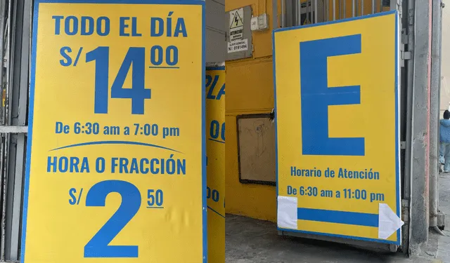  Cartel de información de la playa de estacionamiento más económica de Lima. Foto: La República/Evelyn Fritas   