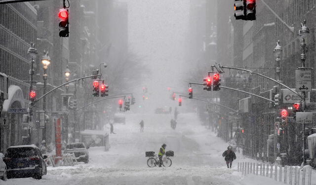  Durante una nevada en Nueva York, es recomendable llevar ropa abrigada, ya que las temperaturas pueden descender hasta los -2 °C, y la sensación térmica puede ser aún más baja debido al viento. Foto: AFP   