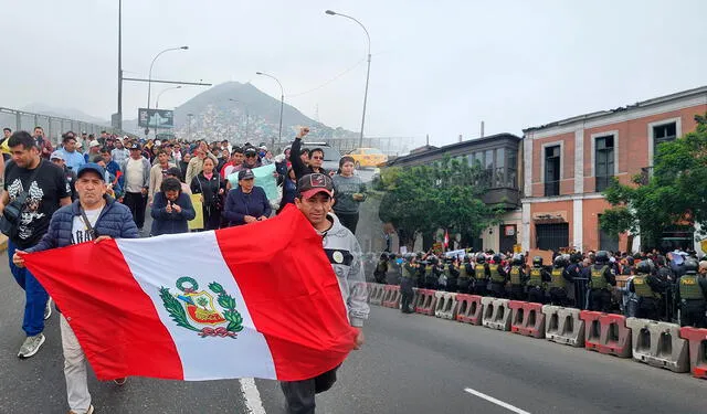 Los transportistas llegaron hasta el frontis del Congreso en el paro.    