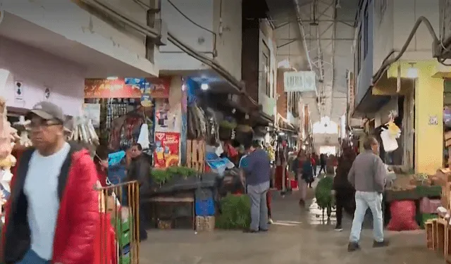 El mercado alberga a 15.000 visitantes diarios. Foto: captura América TV   