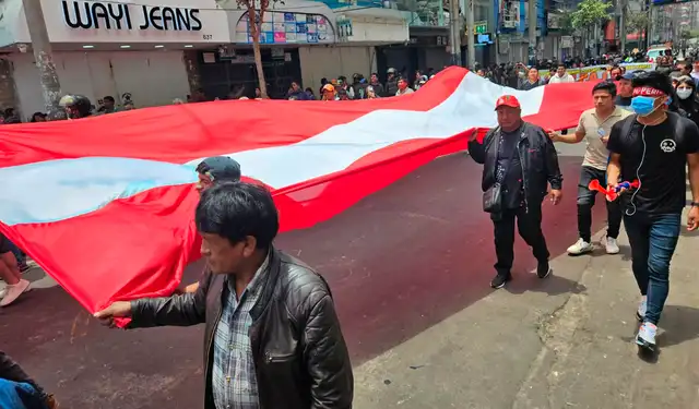 Los comerciantes de Gamarra llevaron una enorme bandera roja durante movilización. Foto: Rosario Rojas/URPI-LR   