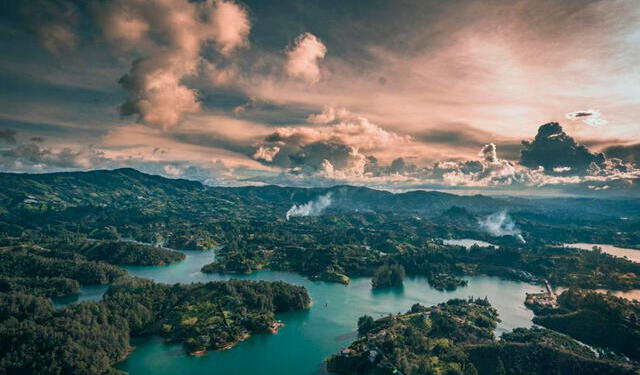  El turismo en Colombia se desarrolla sin poner en riesgo su riqueza natural, convirtiéndose en un modelo a seguir. Foto: Guatape/Pixabay.    