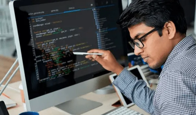 joven estudiando la carrera de ingeniería de software, IA ChatGPT