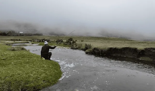  El señor Adolfo pescando truchas. Foto: captura de pantalla/José Medrano/YouTube   