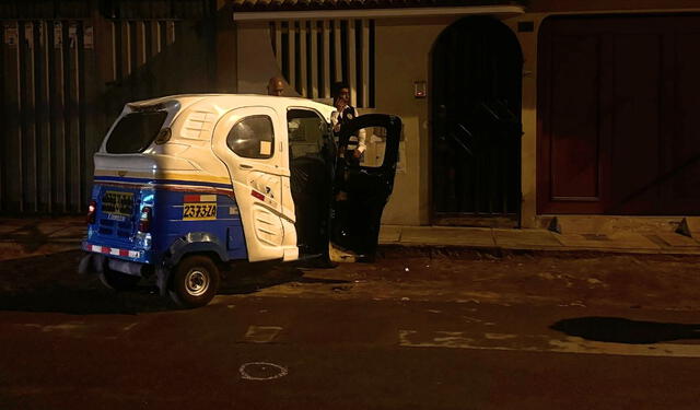  La Policía acordonó el área y encontró al menos 7 casquillos de bala, iniciando las diligencias para esclarecer el ataque. Foto: Marcia Chahua/LR    