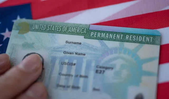 Para evitar sanciones por documentos falsos, es crucial reconocer las características de una Green Card auténtica. Foto: Guía Legal Para evitar sanciones por documentos falsos, es crucial reconocer las características de una Green Card auténtica. Foto: Guía Legal