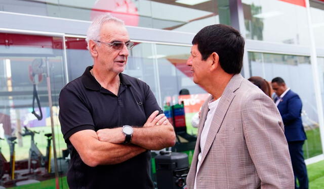 Jorge Fossati junto con Agustín Lozano, presidente de la FPF. Foto: FPF.   