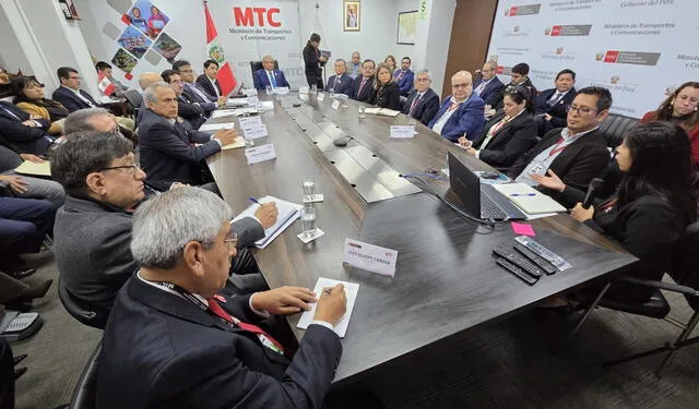 Reunión del MTC por viabilidad de trenes de Rafael López Aliaga.   