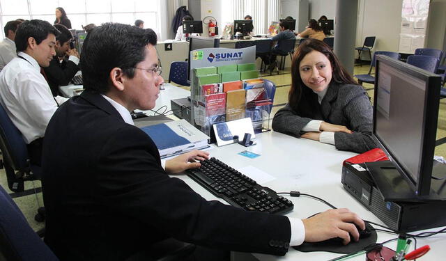 Los trabajadores del sector público recibirán un bono de S/100 desde el próximo año. Foto: Andina   