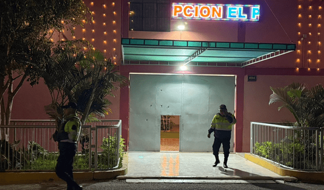 Agentes de la policía llegan al local en Piura. Agentes de la policía llegan al local en Piura.