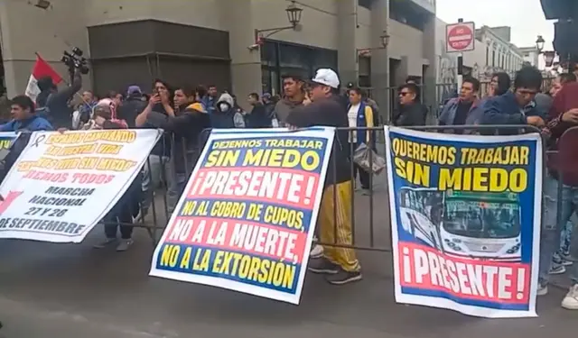 Transportistas de diferentes líneas de transporte urbano se reunieron frente al Congreso. Foto: LR Transportistas de diferentes líneas de transporte urbano se reunieron frente al Congreso. Foto: LR