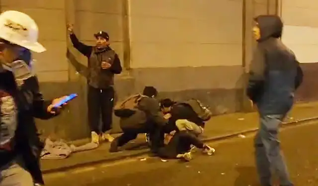 Evidencia. En la cuadra 10 del jirón Camaná, con dirección al jirón Uruguay. Cayó herido Eduardo Ruíz Sanz por un disparo. Foto: La República / Adrian Sarria   