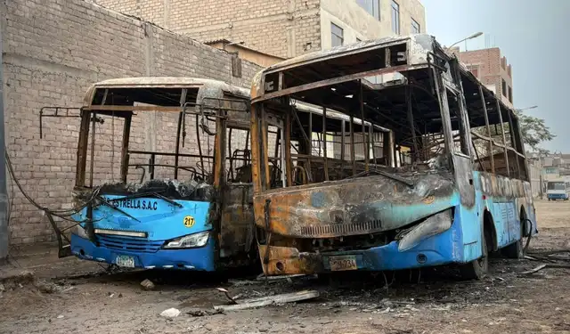 Buses de la empresa 'La Estrella SAC' fueron quemados tras recibir amenazas extorsivas. Foto: difusión.   