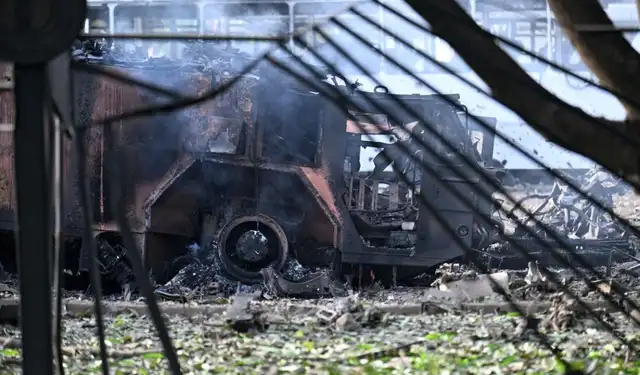 Vista de un camión destruido en la base aérea La Carlota en Caracas el 3 de enero de 2026. Foto: AFP Vista de un camión destruido en la base aérea La Carlota en Caracas el 3 de enero de 2026. Foto: AFP