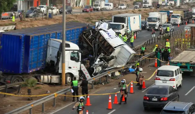  Las imágenes mostraron que el vehículo de la Municipalidad de Lima quedó completamente destrozado tras el choque múltiple. Foto: Ricardo Cuba