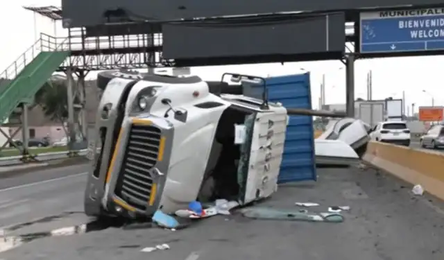 Accidente de tránsito en avenida Faucett provoca volcadura de tráiler con bloques de concreto. Foto: captura Panamericana.   