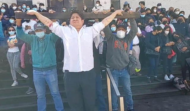 El trabajador se crucificó y hasta desangró en frontis de la Corte de Justicia de Arequipa. Foto: Captura radio Victoria