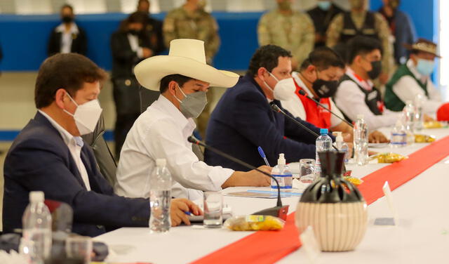 Pedro Castillo justo a sus ministros en Piura. Foto: Presidencia Perú
