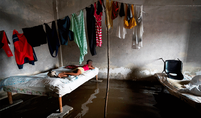 “No he dormido nada, mis hijas (de cuatro y 14 años) están con mi mamá y me quedé vigilando", cuenta un panadero cubano. Foto: AFP