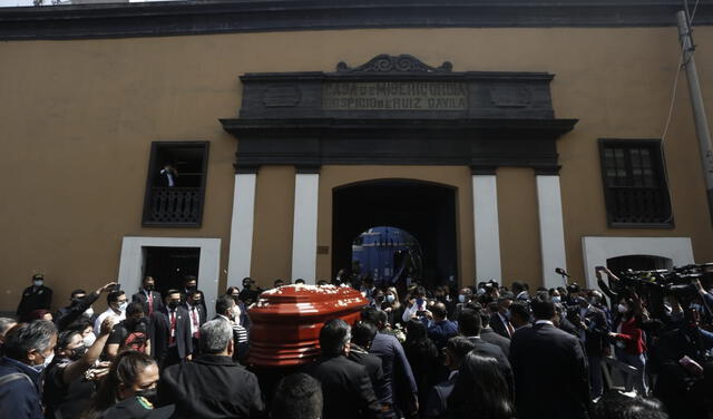 El féretro guarda los restos de Herrera frente al Hospicio Ruiz Dávila, ubicado en la cuadra 5 del Jirón Ancash, inmueble adquirido por el Congreso de la República a la Beneficencia Pública de Lima. Foto: Marco Cotrina.
