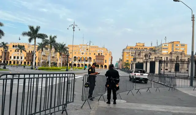 Agentes de la Policía Nacional resguardan los alrededores del Palacio de Gobierno. Foto: la República