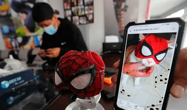 Roly desarrolla en su laboratorio prótesis biomecánicas que se activan con determinados movimientos. Foto: EFE