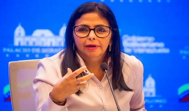 La vicepresidenta ejecutiva de Venezuela, Delcy Rodríguez, fue la encargada de anunciar la unificación de tasas aeroportuarias a la exportación. Foto: EFE