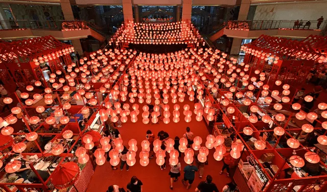 La cultura china recomienda decorar el hogar con objetos de color rojo para atraer la buena suerte en el Año Nuevo chino. Foto: AFP