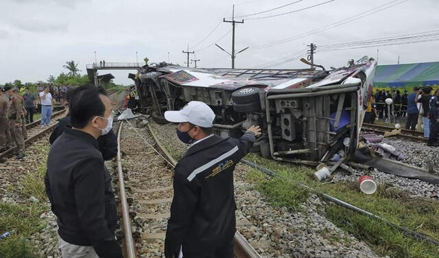 Tailandia: 18 murieron tras colisión entre un tren y un autobús