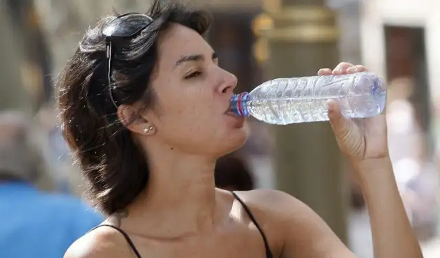 Beber agua de forma regular previene el estreñimiento. Foto: EFE