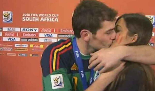 Beso de Iker Casillas a Sara Carbonero después de que España ganase el Mundial de Sudáfrica. Foto: difusión