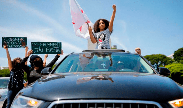Una caravana de decenas de autos expresaba su apoyo con bocinazos, en una convocatoria realizada por partidos y organizaciones de izquierda. Foto: AFP