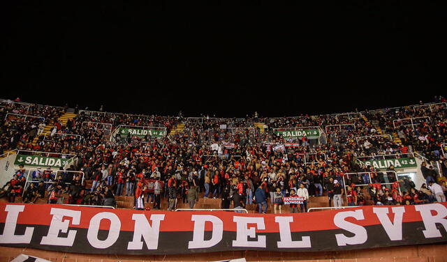 Hinchas alentaron desde temprano en el estadio. Foto: Rodrigo Talavera/La República