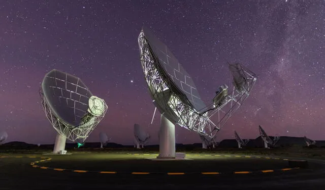 Los radiotelescopios constan de un conjunto de antenas para observar la luz en ondas de radio. Foto: MeerKAT