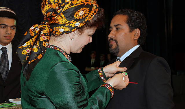 Dr. Julio C. Bendezú Sarmiento, especialista en la Protohistoria de Asia Central, Iran y Afganistán, siendo condecorado. Foto: archivo personal J. Bendezú Dr. Julio C. Bendezú Sarmiento, especialista en la Protohistoria de Asia Central, Iran y Afganistán, siendo condecorado. Foto: archivo personal J. Bendezú